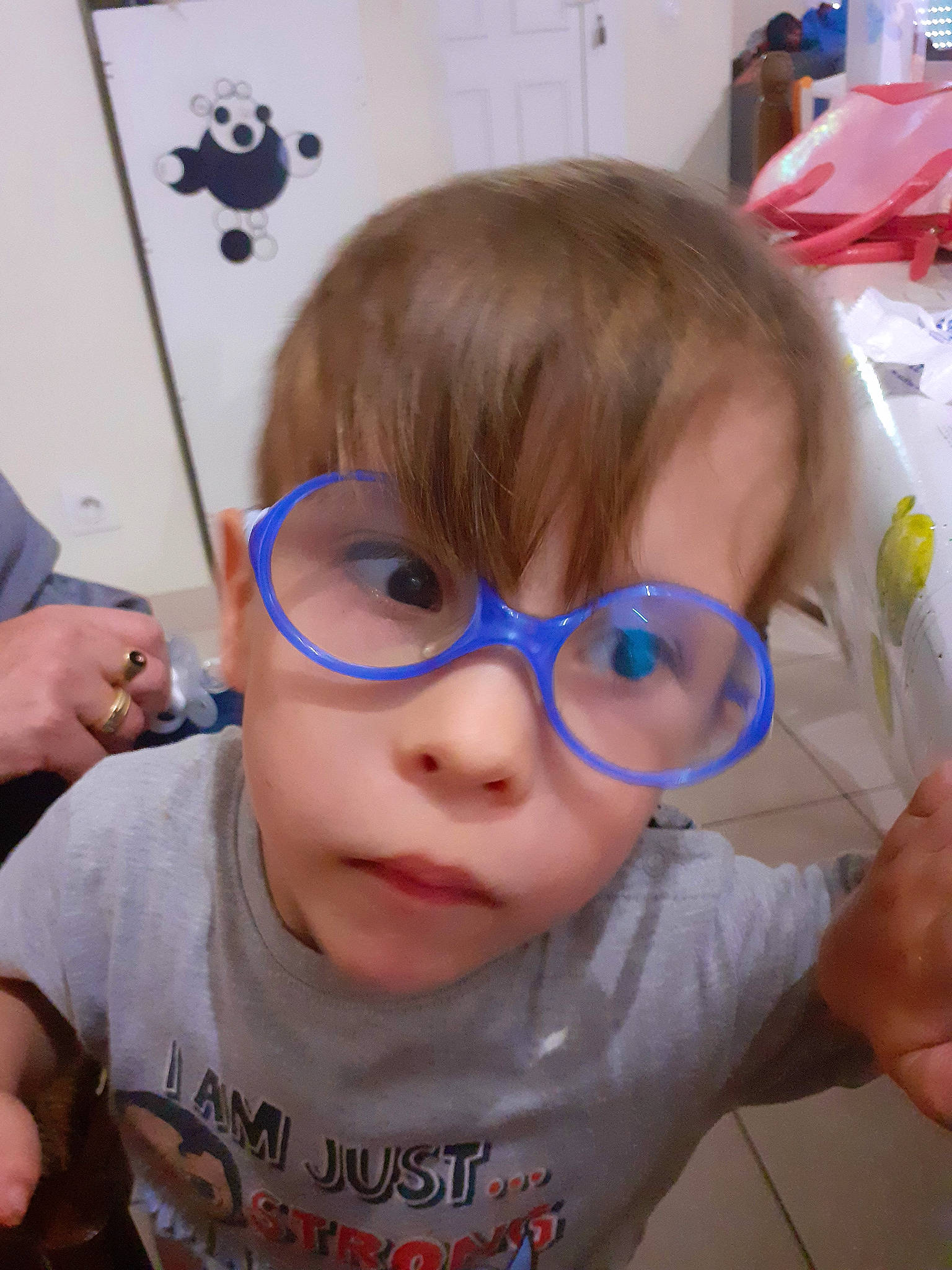 Raphael participe au concours pour gagner de l'argent avec cette photo : cheek, cool, ear, eye, eyebrow, eyelash, eyewear, finger, forehead, gesture, glasses, hairstyle, happy, iris, lip, mouth, nose, person, skin, sleeve