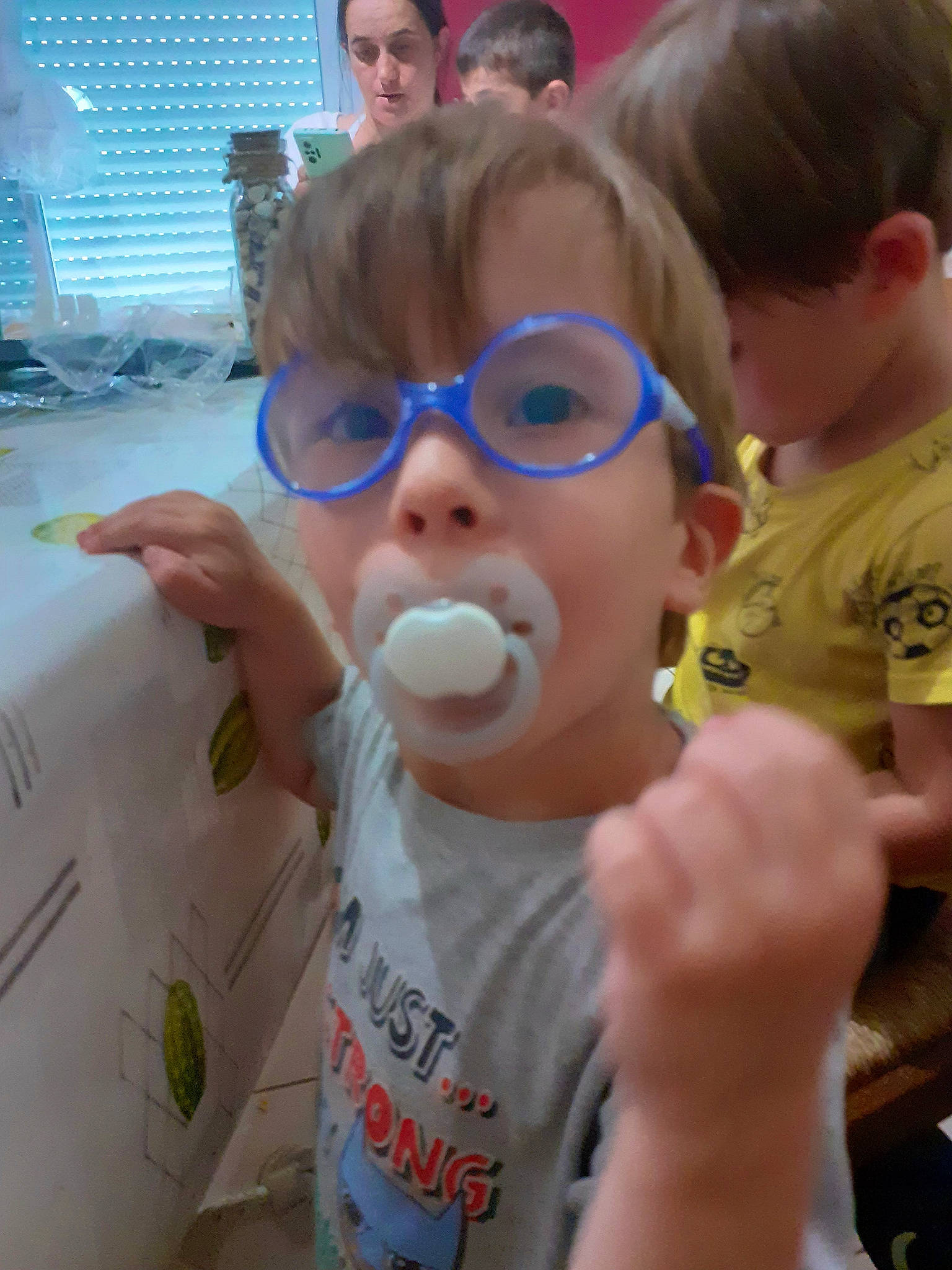 Raphael a rejoint le concours — aidez-le/la à gagner de superbes lots ! child, cool, event, eyewear, finger, fun, gesture, goggles, hand, happy, head, leisure, mouth, nose, person, personal_protective_equipment, science, t_shirt, thumb, toddler