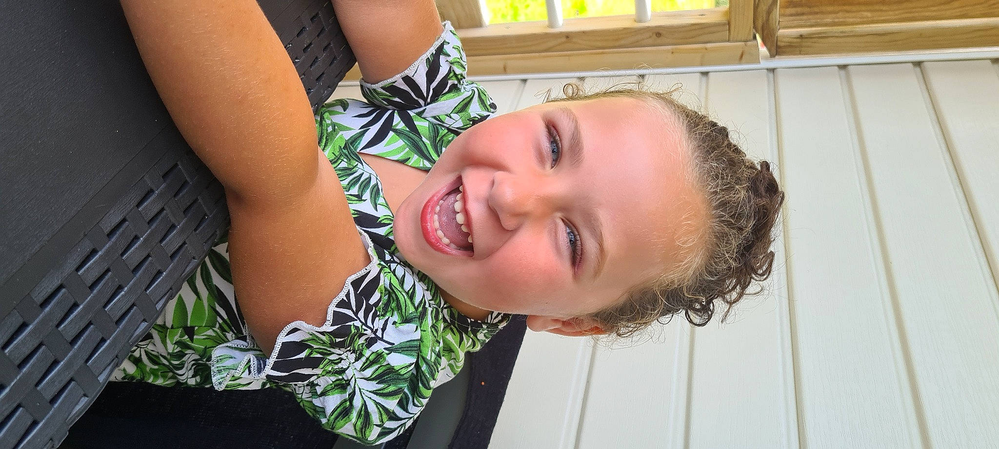 Amelia a rejoint le concours — aidez-le/la à gagner de superbes lots ! black_hair, chest, cool, eye, eyelash, face, gesture, happy, head, jaw, joint, leisure, lip, neck, people_in_nature, person, shoulder, smile, thigh, tree