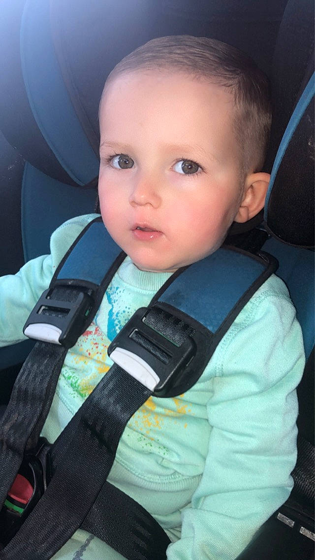 Loan participe au concours pour gagner de l'argent avec cette photo : auto_part, automotive_design, baby, baby_in_car_seat, baby_products, baby_toddler_clothing, car_seat, car_seat_cover, child, collar, comfort, electric_blue, family_car, fun, head_restraint, luxury_vehicle, person, seat_belt, sitting, toddler