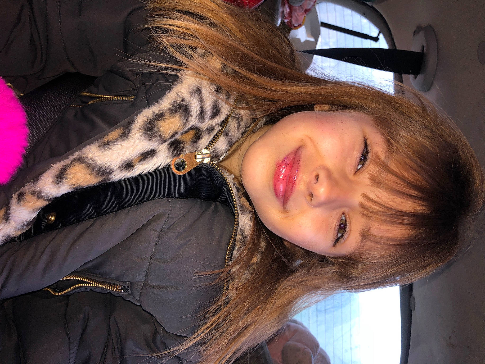 Lola a rejoint le concours — aidez-le/la à gagner de superbes lots ! black_hair, blond, brown_hair, eye, eyelash, flash_photography, hair, happy, head, human_leg, jaw, joy, layered_hair, lip, long_hair, neck, nose, person, shoulder, skin