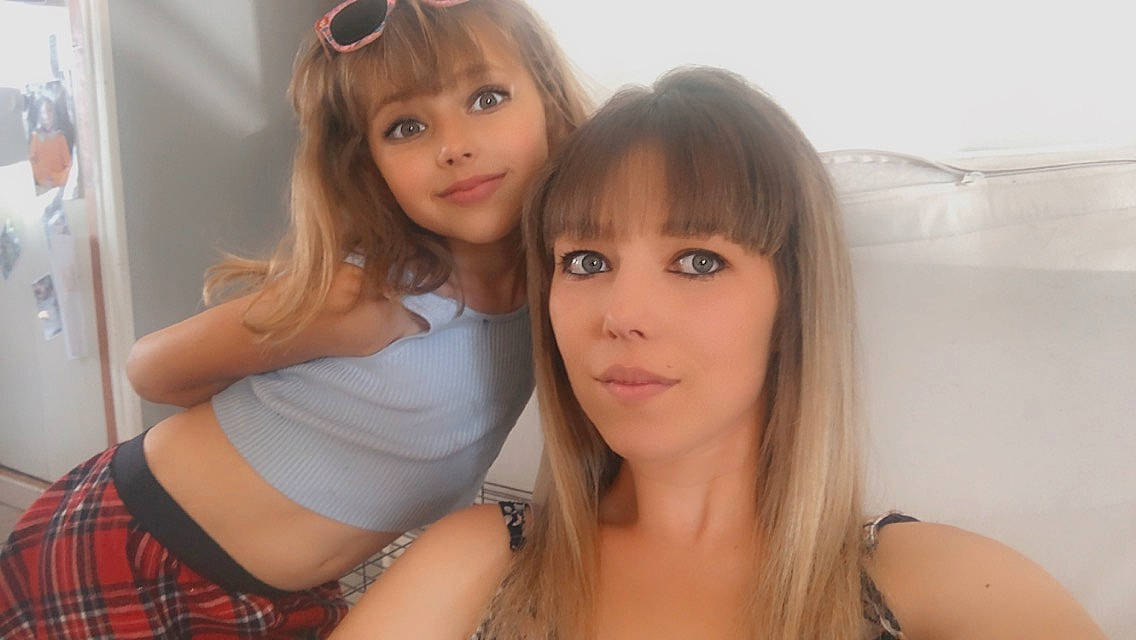 Lola a rejoint le concours — aidez-le/la à gagner de superbes lots ! blond, chin, event, eyebrow, eyelash, flash_photography, fun, gesture, hairstyle, happy, head, iris, joy, layered_hair, lip, long_hair, nose, person, shoulder, skin