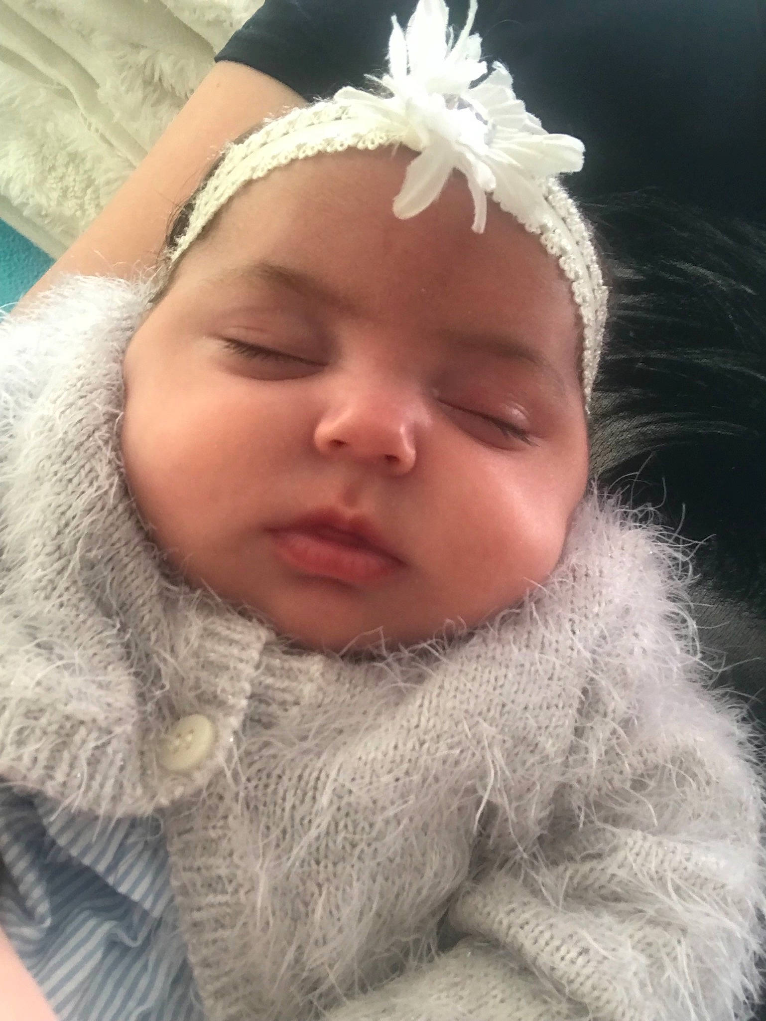 Allya participe au concours pour gagner de l'argent avec cette photo : baby, cheek, child, ear, eyebrow, face, fashion_accessory, forehead, fur, hair_accessory, head, headband, headgear, headpiece, lip, nose, person, photography, skin, toddler