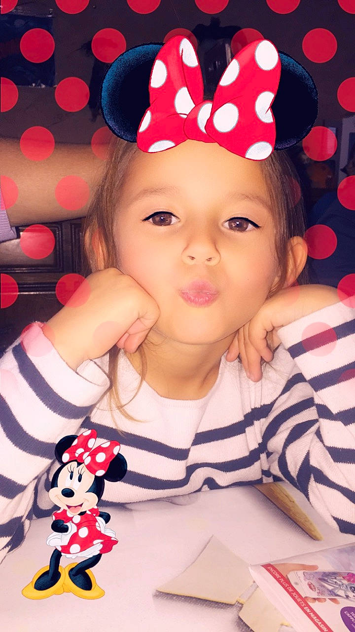 Kayla participe au concours pour gagner de l'argent avec cette photo : cheek, child, design, ear, girl, hair_accessory, organ, party_hat, pattern, person, pink, polka_dot, product, red, skin, smile, toddler