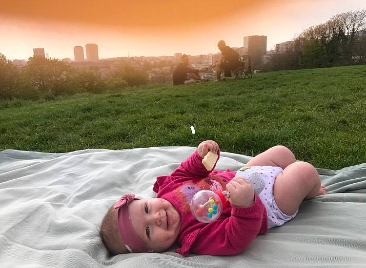 Allyson Scarlett a rejoint le concours — aidez-le/la à gagner de superbes lots ! comfort, fun, grass, grass_family, grassland, happy, landscape, leaf, leg, leisure, light, meadow, morning, people, people_in_nature, person, plant, sky, summer, sunlight