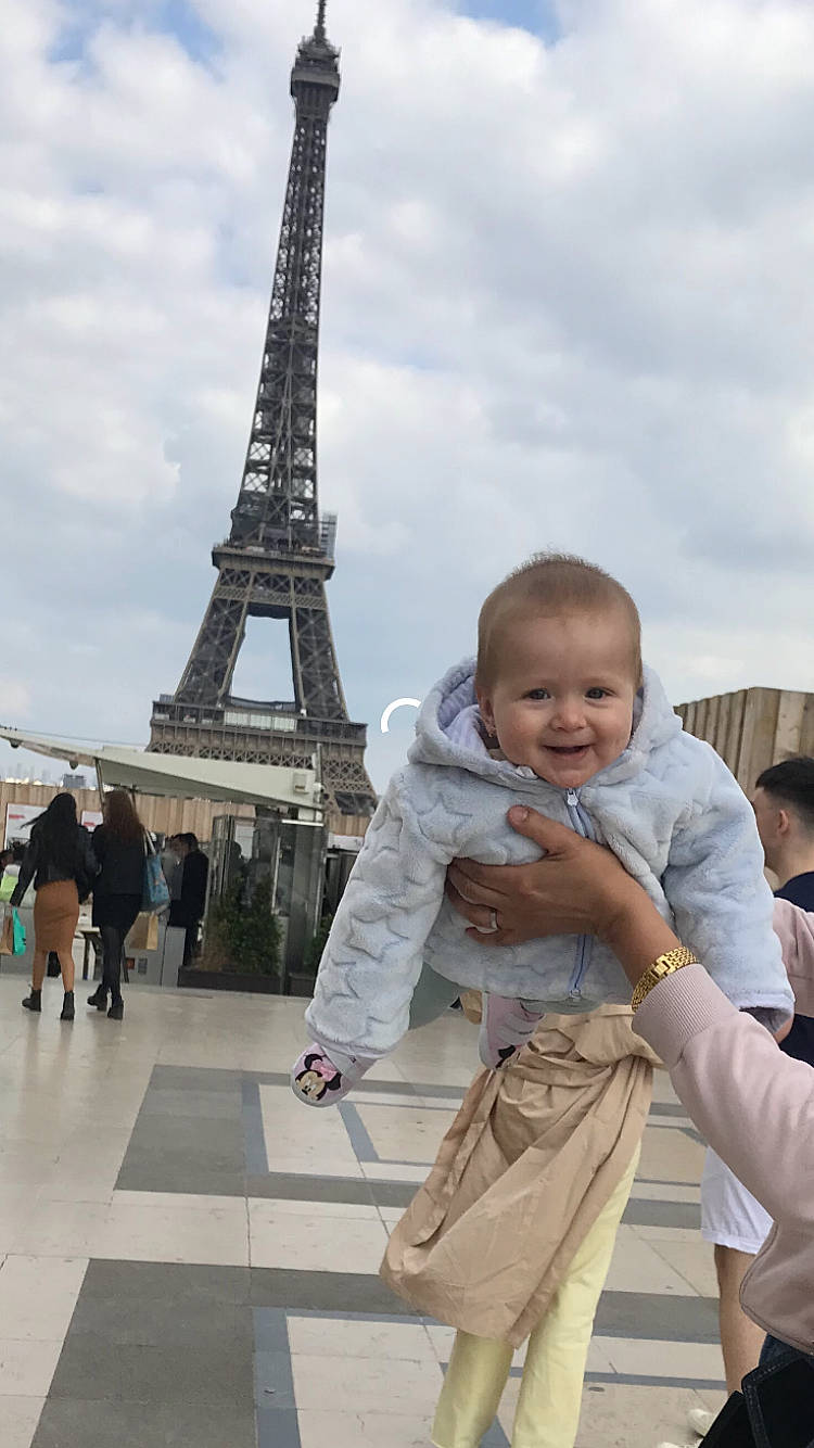 Allyson Scarlett a rejoint le concours — aidez-le/la à gagner de superbes lots ! baby, bag, cloud, event, fun, gesture, happy, human_body, joy, leisure, luggage_and_bags, person, photograph, recreation, sky, smile, temple, toddler, tourism, tower