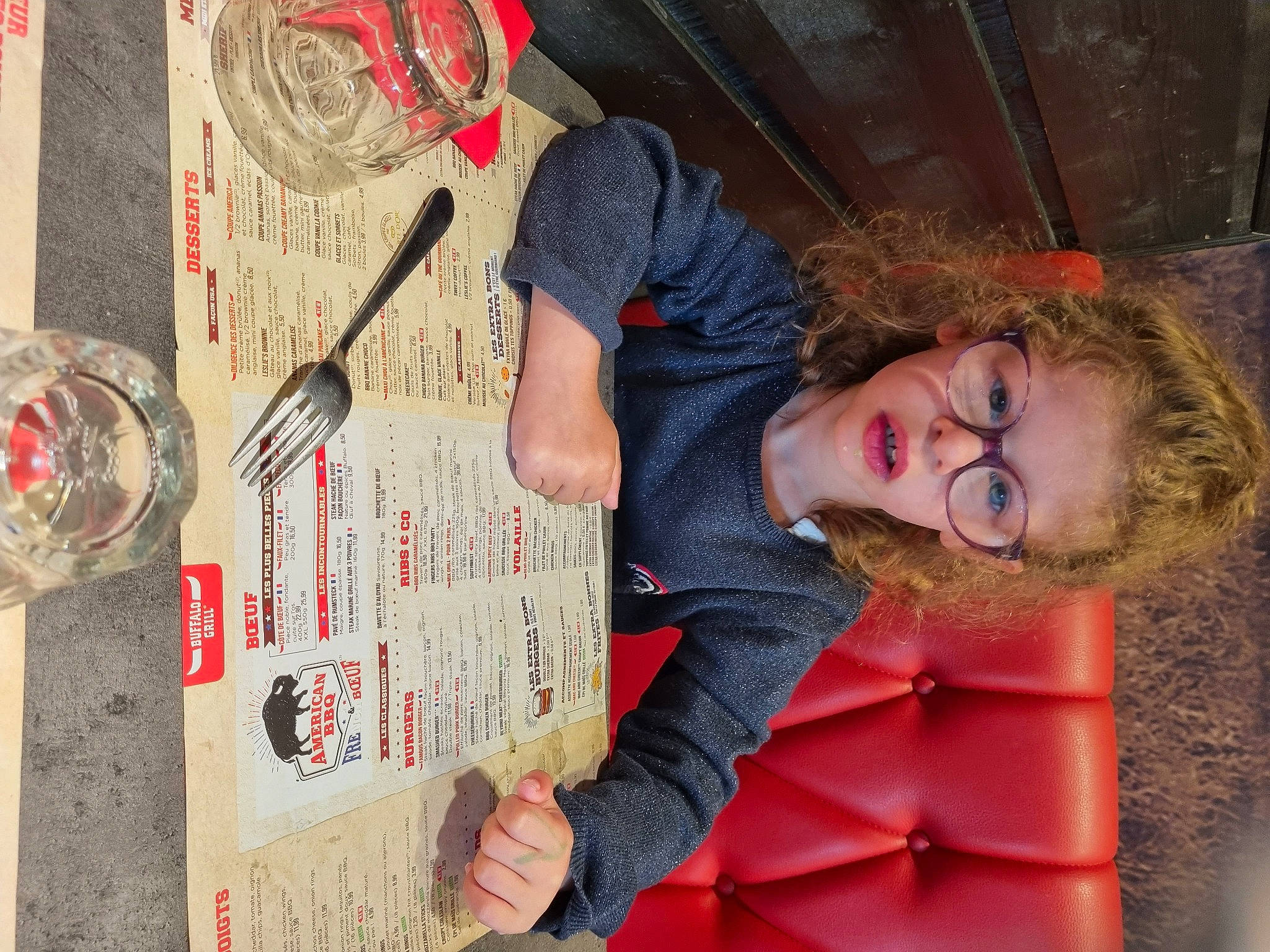 Jade participe au concours pour gagner de l'argent avec cette photo : artist, carmine, child, comfort, eyewear, flesh, font, fun, handwriting, person, red, room, visual_arts, wood, writing