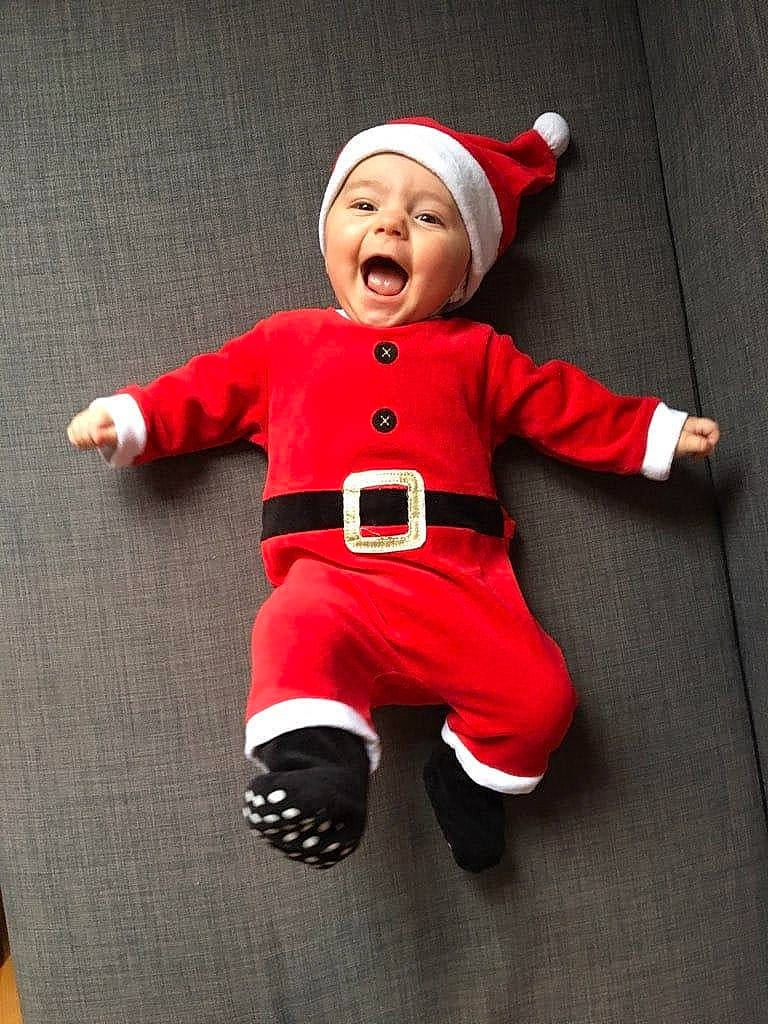 Edouard a rejoint le concours — aidez-le/la à gagner de superbes lots ! arm, baby, baby_toddler_clothing, carmine, child, costume, costume_hat, fictional_character, fun, gesture, happy, hat, headgear, headwear, mascot, person, red, sleeve, smile, t_shirt