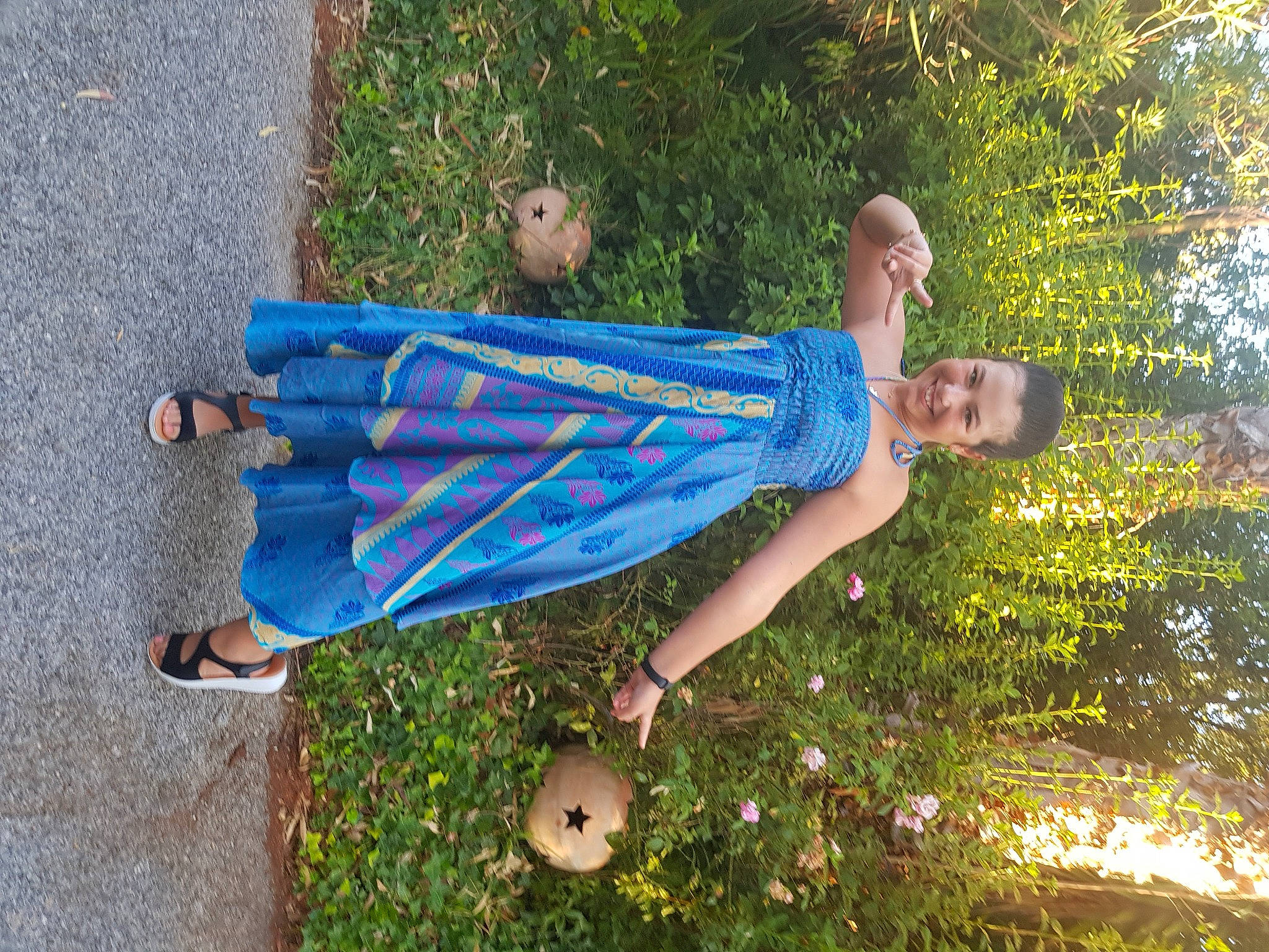 Ambre participe au concours pour gagner de l'argent avec cette photo : ball, child, electric_blue, fun, garden, grass, happy, human_leg, joy, leg, leisure, people_in_nature, person, plant, recreation, shrub, sitting, t_shirt, tree