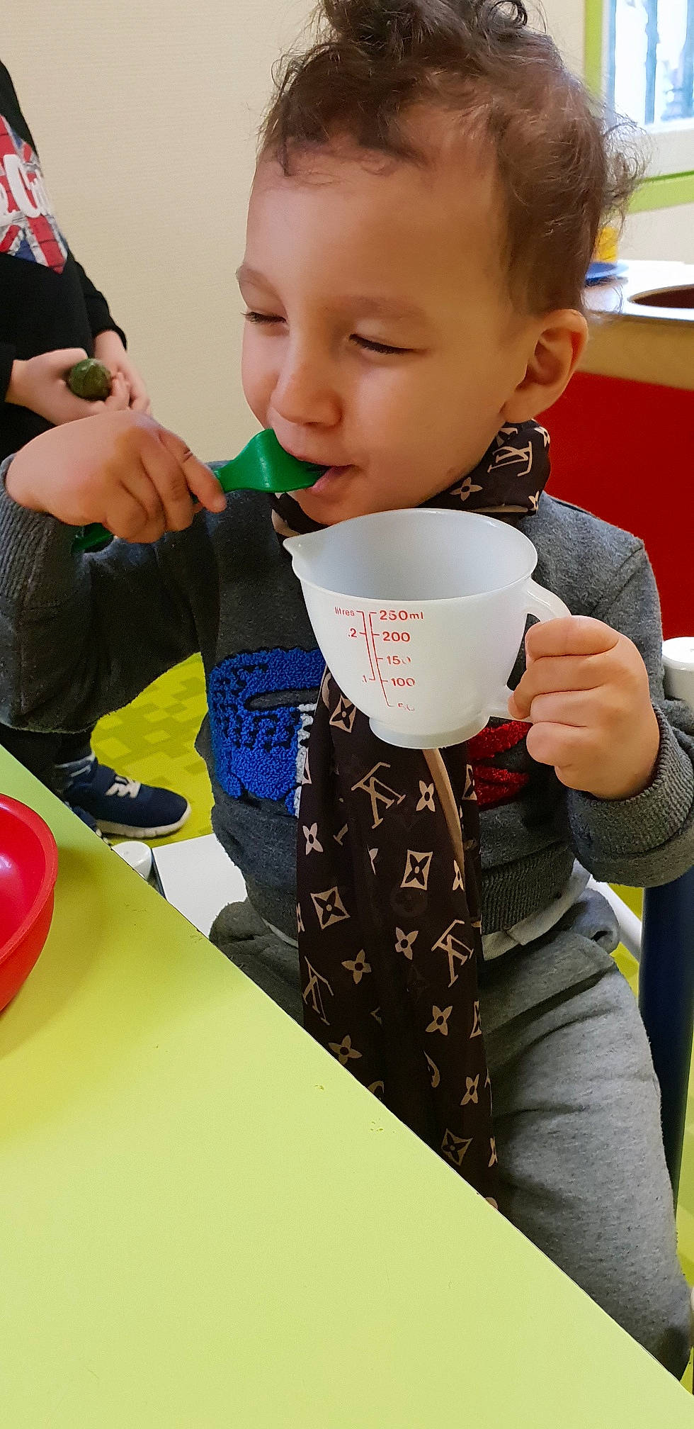 Ayden participe au concours pour gagner de l'argent avec cette photo : child, coffee_cup, cup, person, play, toddler