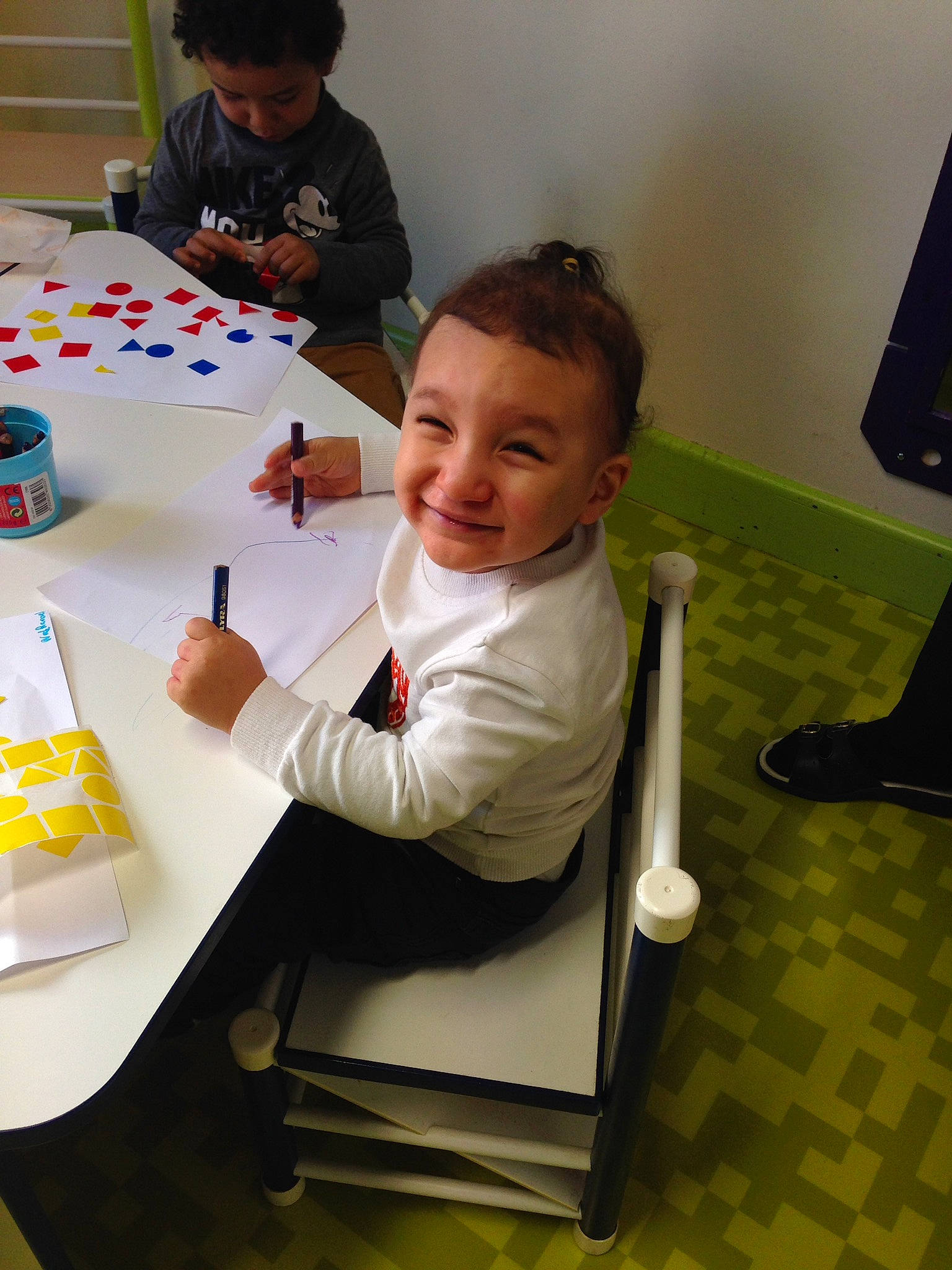 Ayden a rejoint le concours — aidez-le/la à gagner de superbes lots ! baby, child, joy, person, play, table, toddler