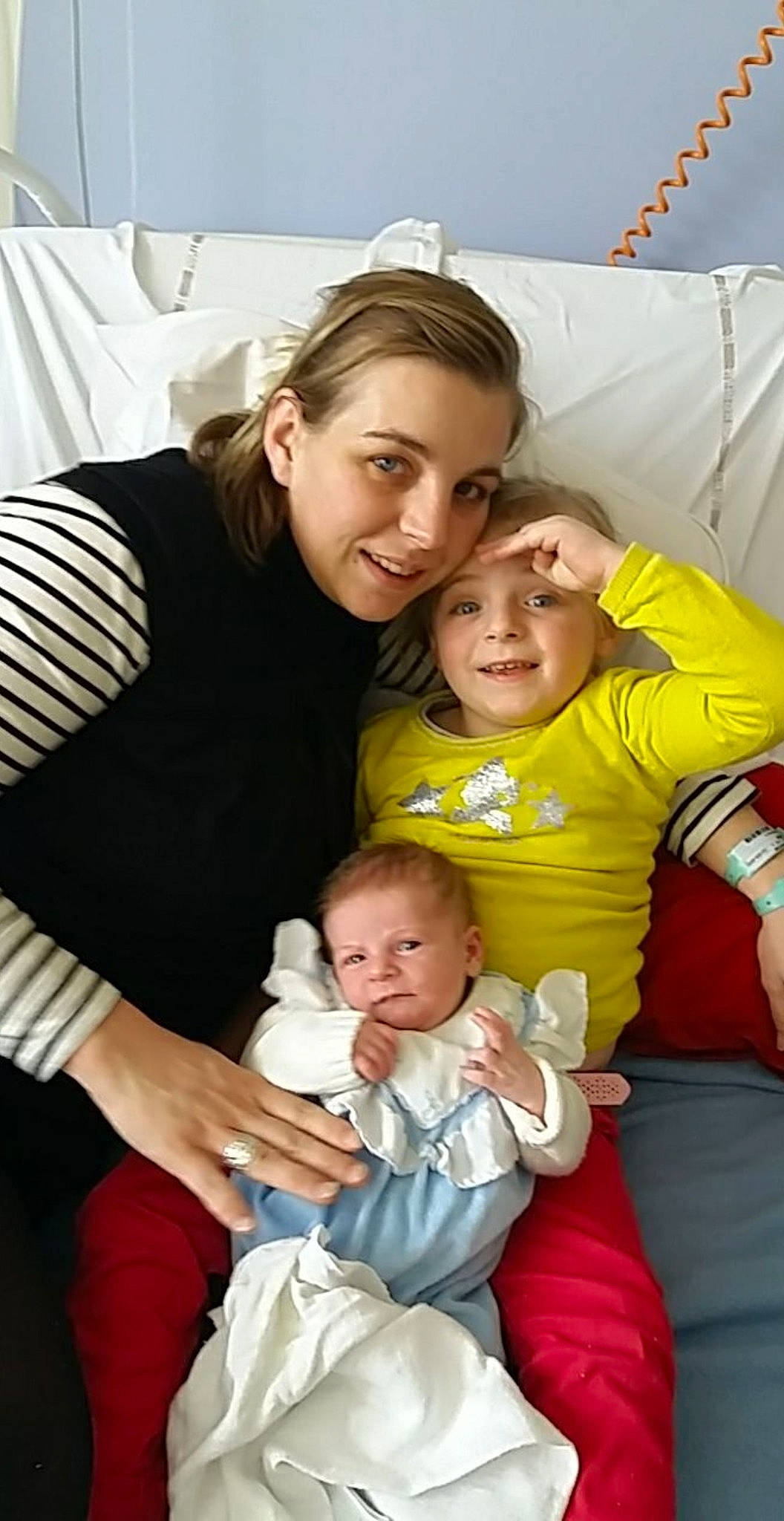 Lina participe au concours pour gagner de l'argent avec cette photo : baby, child, daughter, family, father, fun, joy, mother, people, person, sitting, smile, toddler