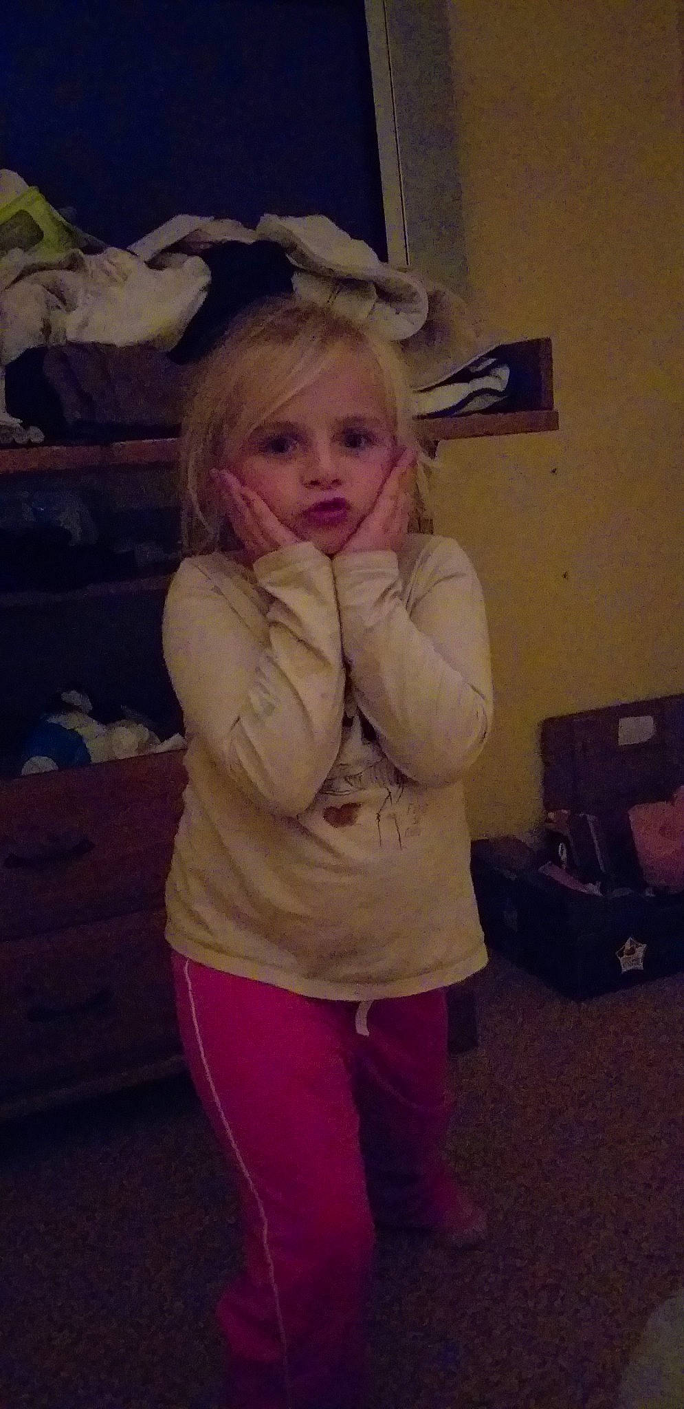 Lina participe au concours pour gagner de l'argent avec cette photo : arm, blond, cheek, ear, eye, finger, fun, hair, head, human_body, joint, leg, mouth, neck, person, photography, pink, selfie, shoulder, smile