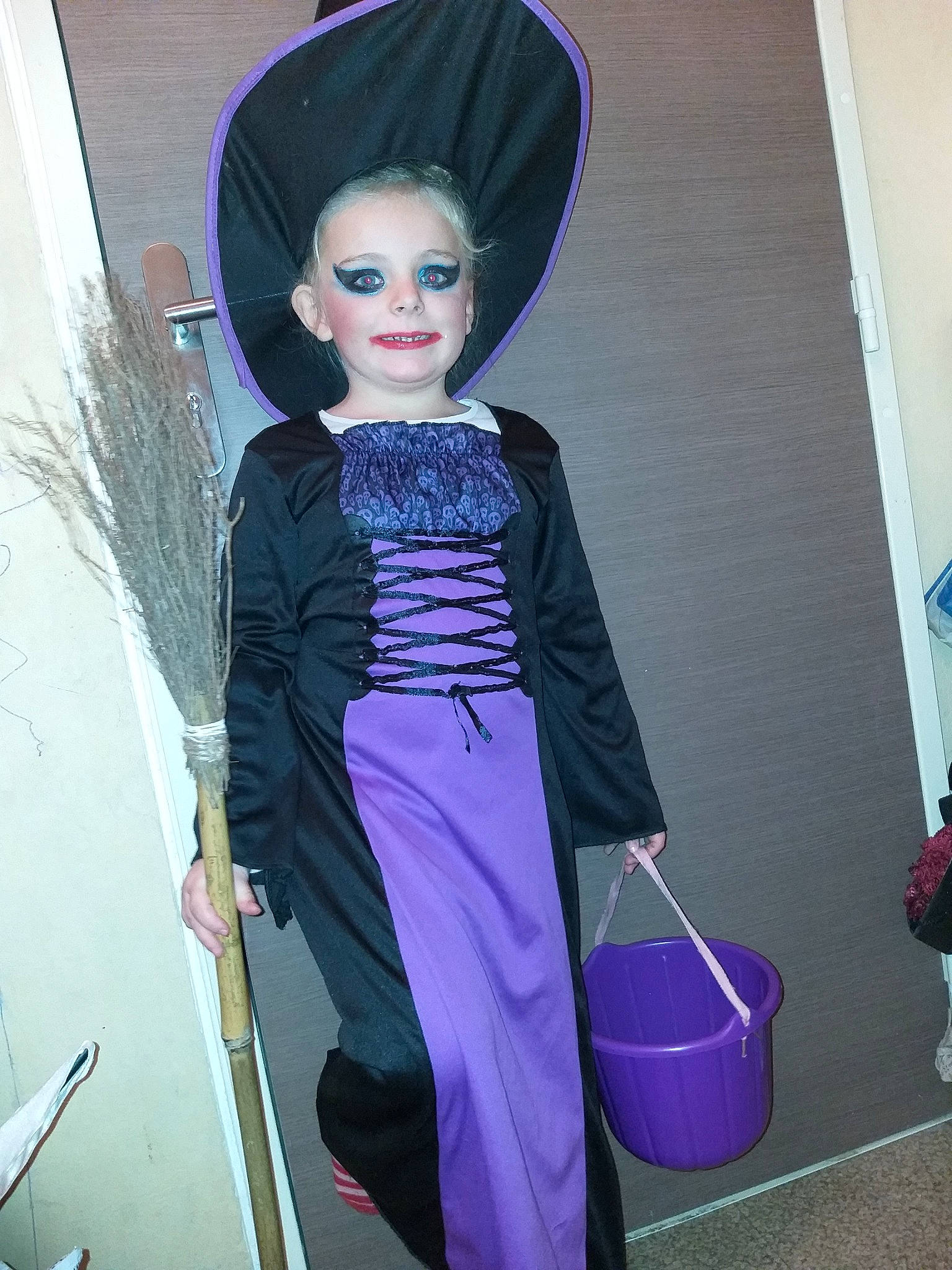 Lina participe au concours pour gagner de l'argent avec cette photo : barbie, black_hair, clothing, costume, doll, dress, fashion, fashion_design, formal_wear, haute_couture, joy, person, purple, style, toy, violet