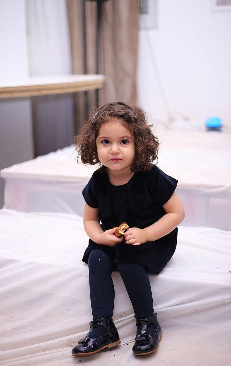 Katrin Mikaelyan participe au concours pour gagner de l'argent avec cette photo : child, child_model, leg, person, photo_shoot, photography, shoe, sitting, skin, sleeve, smile, standing, toddler