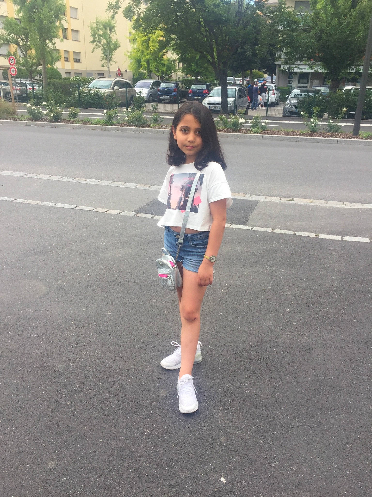 Sofia Mikaelyan participe au concours pour gagner de l'argent avec cette photo : asphalt, child, fashion, footwear, fun, infrastructure, joy, lane, leg, pedestrian, person, photography, plant, recreation, road, shoe, snapshot, street, summer, t_shirt