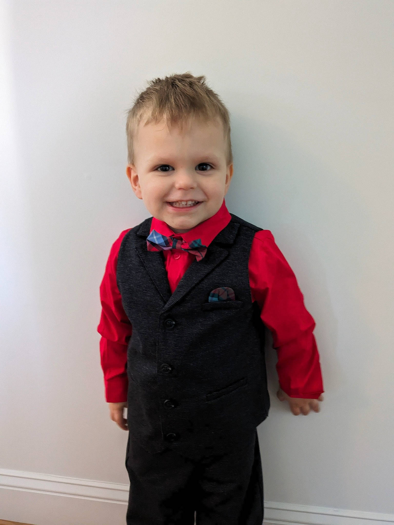 Jhulion is registered to the contest to win money with this photo: baby_toddler_clothing, blazer, child, collar, dress_shirt, eye, face, formal_wear, gesture, hair, happy, head, joy, neck, pattern, person, sleeve, smile, standing, suit