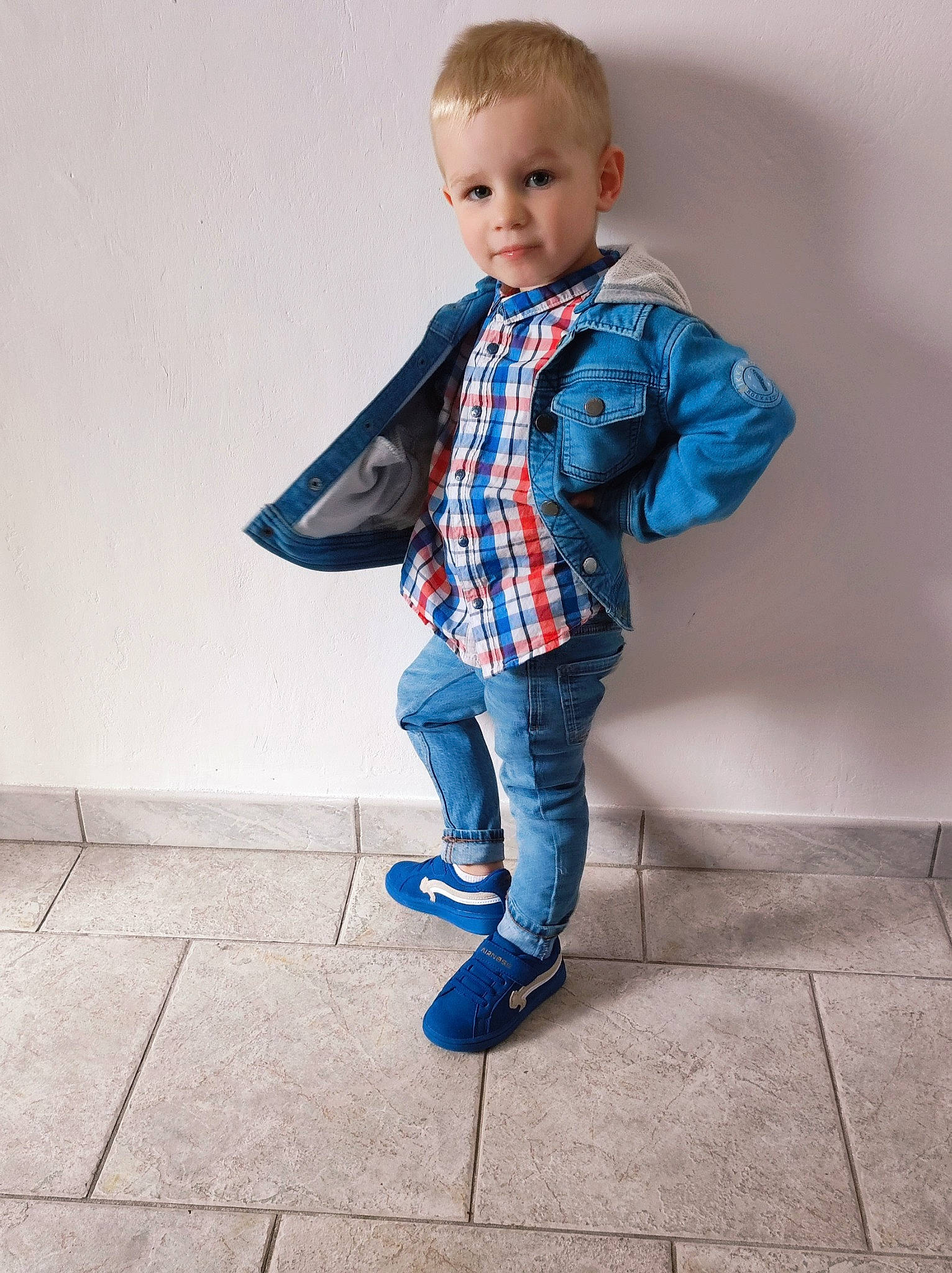 Justin participe au concours pour gagner de l'argent avec cette photo : blazer, collar, denim, dress_shirt, electric_blue, face, fashion_design, flash_photography, floor, flooring, jeans, knee, leg, neck, person, plaid, sleeve, street_fashion, tartan, tie