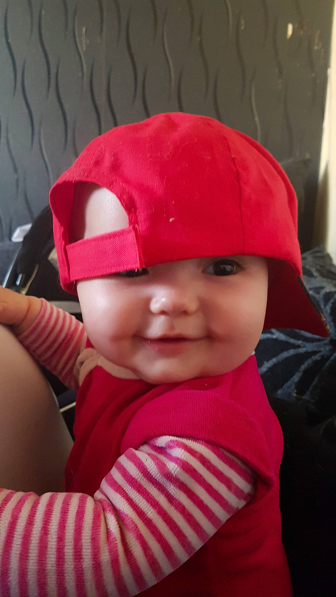 Ema a rejoint le concours — aidez-le/la à gagner de superbes lots ! cap, child, clothing, color, face, facial_expression, girl, hat, head, infant, joy, person, pink, red, skin, smile, toddler