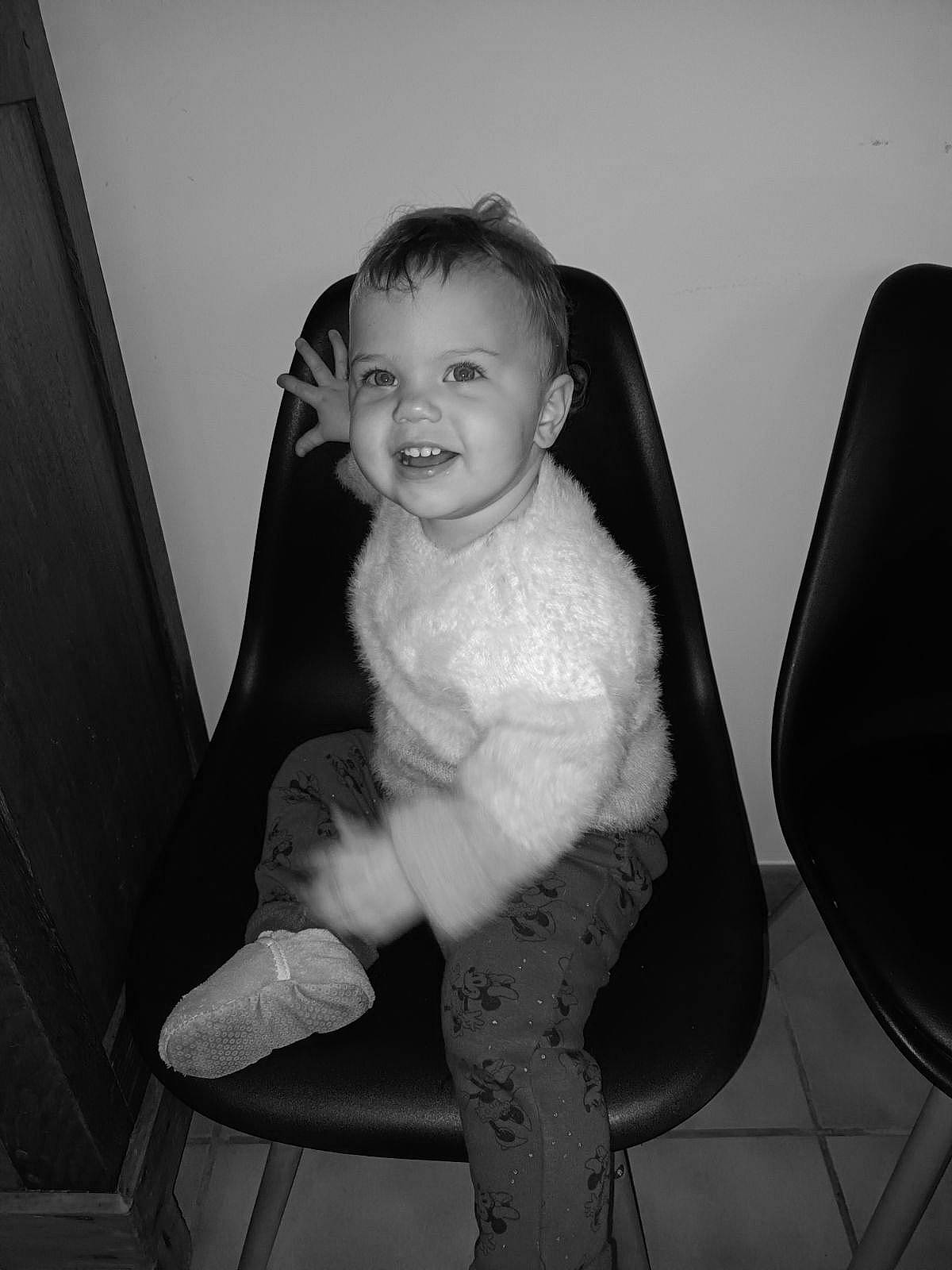 Sohalia a rejoint le concours — aidez-le/la à gagner de superbes lots ! black_and_white, chair, child, comfort, elbow, eye, flash_photography, fun, happy, human_body, human_leg, joy, knee, monochrome, monochrome_photography, person, sitting, smile, style, thigh