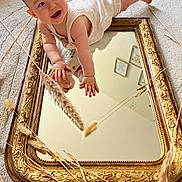 Sacha a rejoint le concours — aidez-le/la à gagner de superbes lots ! baby, carpet, child, cute, decor, dried_grass, face, floor, frame, hands, head, indoor, infant, light, mirror, playful, portrait, reflection, smiling, white_clothing