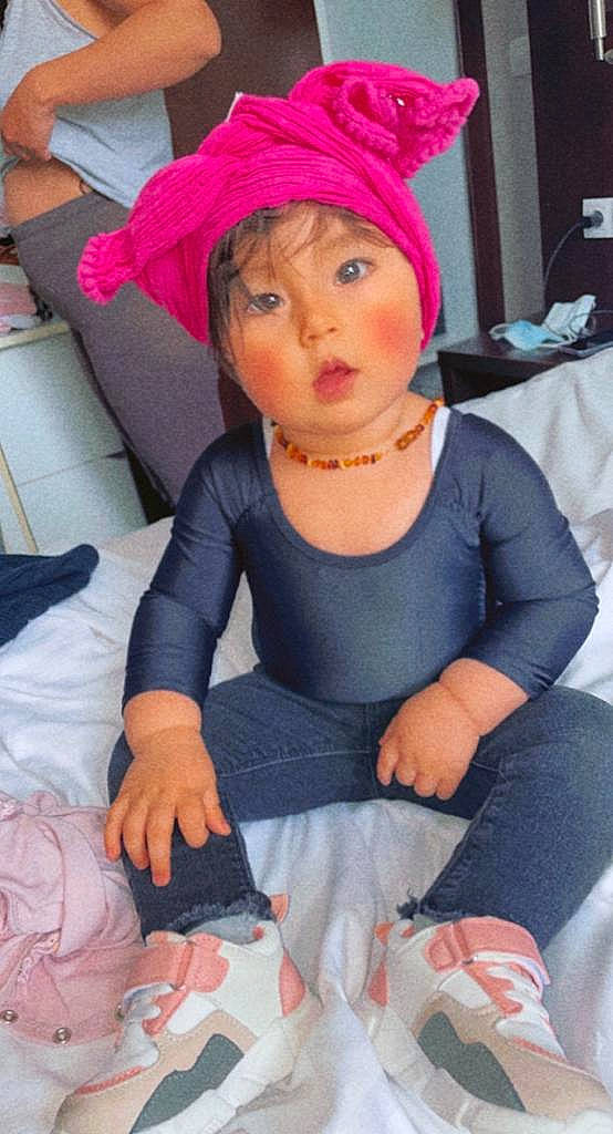 Syana a rejoint le concours — aidez-le/la à gagner de superbes lots ! arm, baby_toddler_clothing, blue, cap, cool, face, hair, head, headgear, headwear, joint, knee, lip, mouth, neck, necklace, person, pink, shoulder, sleeve