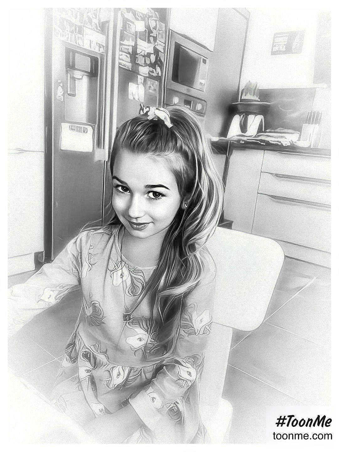 Elena participe au concours pour gagner de l'argent avec cette photo : automotive_design, black_and_white, eyelash, eyewear, fashion_design, flash_photography, fun, happy, human_leg, jewellery, joy, monochrome, monochrome_photography, necklace, person, room, sitting, smile, stock_photography, style