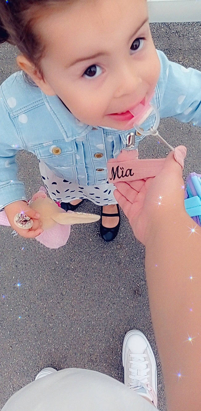 Mïa participe au concours pour gagner de l'argent avec cette photo : baby_toddler_clothing, cheek, child, cool, facial_expression, finger, fun, gesture, hand, happy, lip, mouth, nail, nose, person, pink, skin, sleeve, thumb, toddler