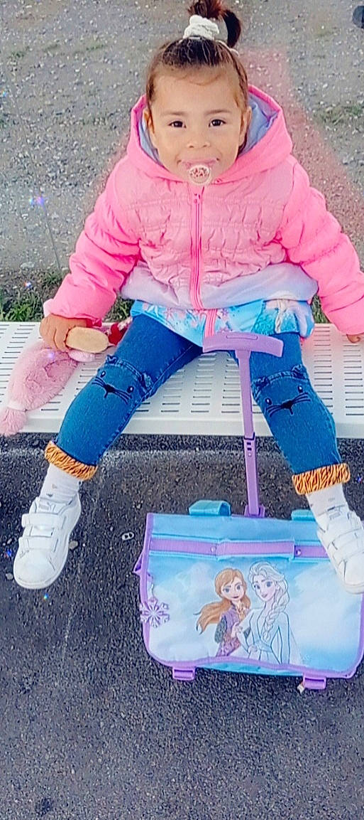 Mïa a rejoint le concours — aidez-le/la à gagner de superbes lots ! baby_products, baby_toddler_clothing, child, electric_blue, fun, magenta, pattern, person, photograph, pink, product, purple, shoe, sitting, sleeve, snapshot, sneakers, sock, textile, toddler