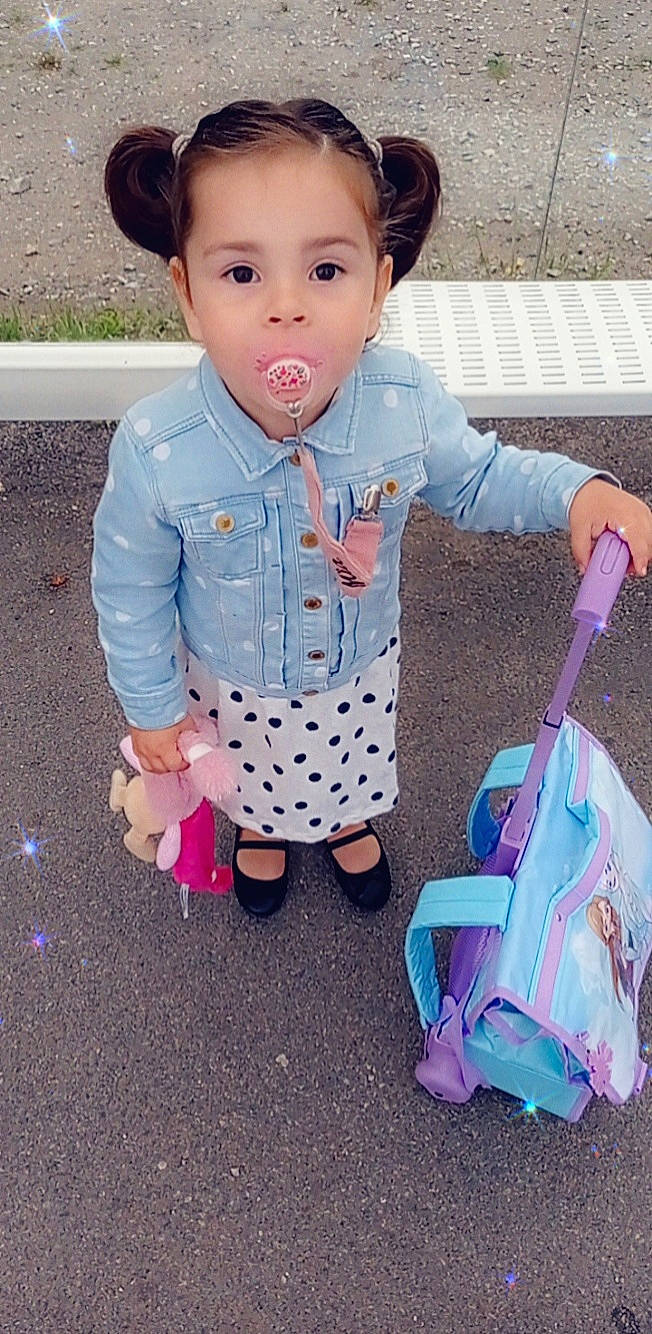 Mïa a rejoint le concours — aidez-le/la à gagner de superbes lots ! baby_products, baby_toddler_clothing, child, clothing, denim, design, dress_shirt, electric_blue, facial_expression, fun, hairstyle, happy, magenta, pattern, person, pink, product, sitting, sleeve, toddler