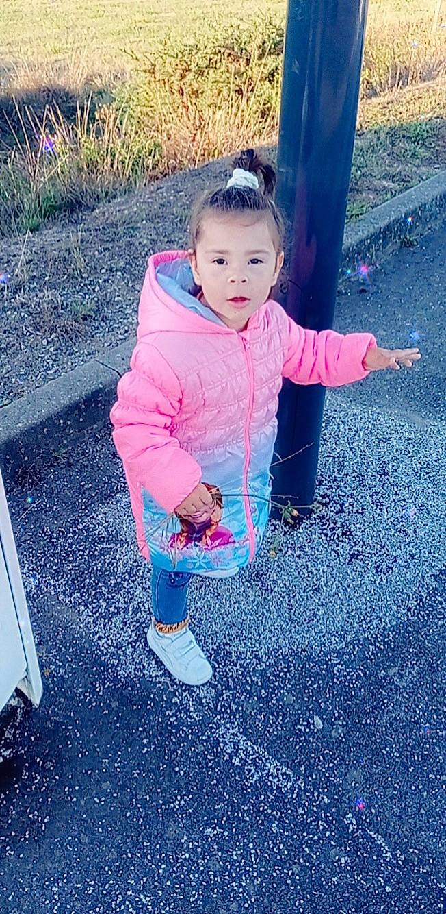 Mïa a rejoint le concours — aidez-le/la à gagner de superbes lots ! asphalt, baby_toddler_clothing, child, electric_blue, eye, face, grass, hair, happy, head, jacket, leisure, magenta, people_in_nature, person, pink, purple, recreation, sleeve, tints_and_shades