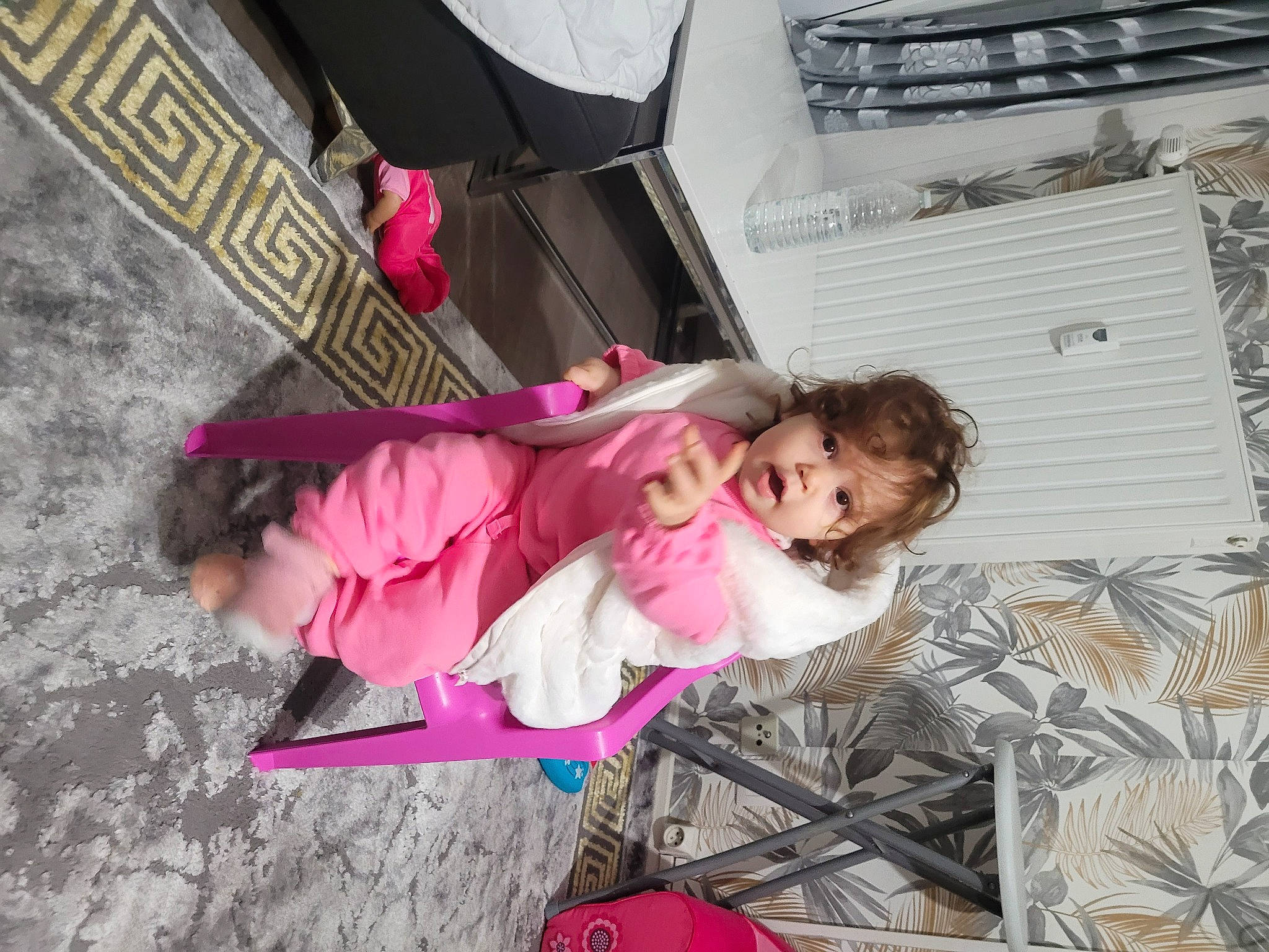 Sidra participe au concours pour gagner de l'argent avec cette photo : baby, baby_products, baby_toddler_clothing, child, comfort, flooring, fun, leisure, magenta, person, pink, sitting, surprise, toddler, tree