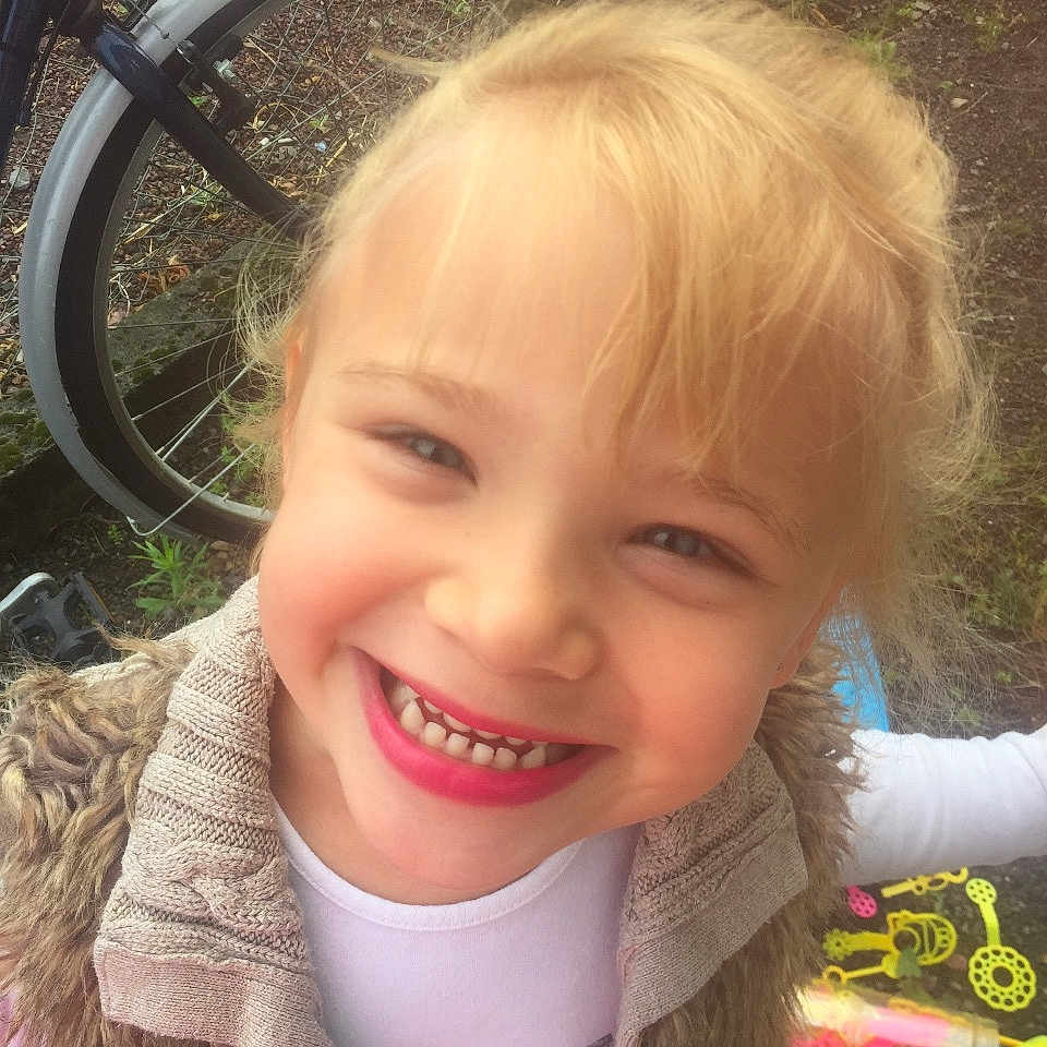 Lola participe au concours pour gagner de l'argent avec cette photo :