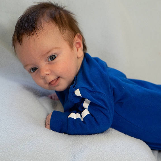 Rafaël participe au concours pour gagner de l'argent avec cette photo : arm, azure, baby, baby_toddler_clothing, cheek, chin, collar, comfort, electric_blue, eye, hair, hairstyle, iris, neck, nose, person, skin, sleeve, smile, toddler