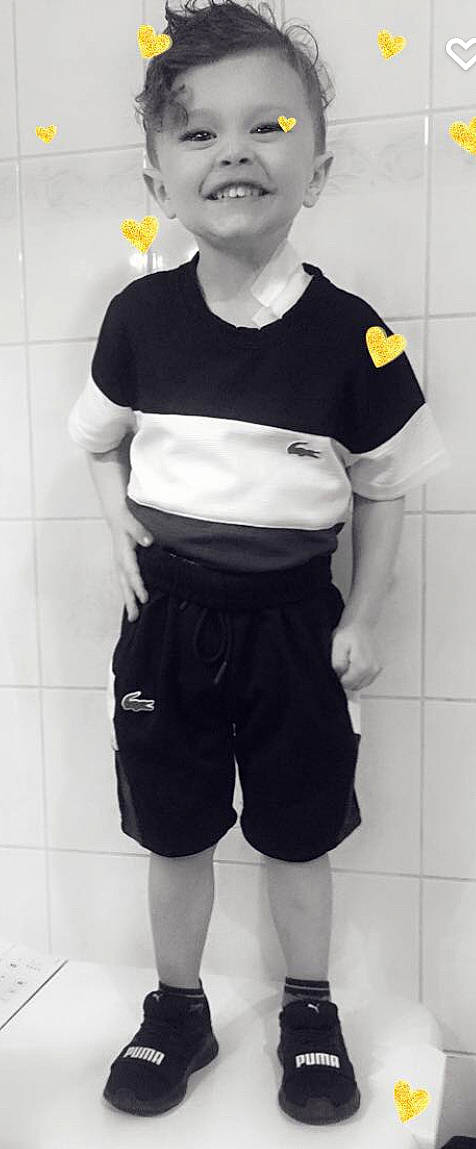 Niro a rejoint le concours — aidez-le/la à gagner de superbes lots ! active_shorts, clothing, gesture, grey, human_body, jersey, joint, joy, knee, leg, muscle, outerwear, person, shorts, shoulder, sleeve, standing, street_fashion, t_shirt, textile