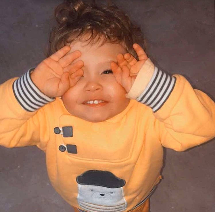 Niro participe au concours pour gagner de l'argent avec cette photo : arm, baby_toddler_clothing, cheek, chin, ear, eye, eyebrow, forehead, hair, hand, human_body, jaw, lip, mouth, neck, nose, organ, person, skin, sleeve