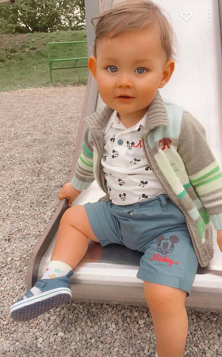 Kayron participe au concours pour gagner de l'argent avec cette photo : arm, baby_toddler_clothing, eye, face, grass, hairstyle, head, human_body, joint, knee, leg, neck, person, plant, shoe, shoulder, sleeve, t_shirt, textile, thigh