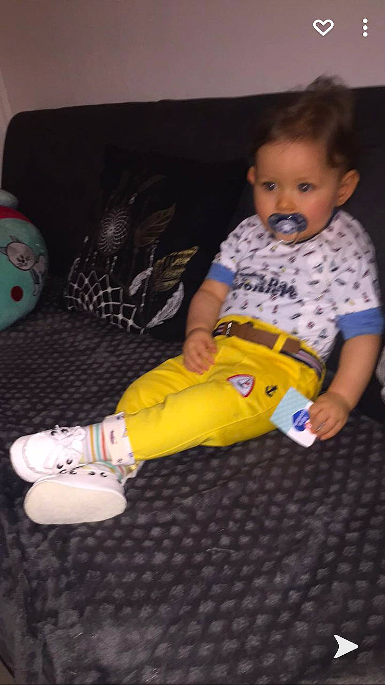 Kayron a rejoint le concours — aidez-le/la à gagner de superbes lots ! baby, baby_products, baby_toddler_clothing, cheek, comfort, face, finger, flooring, fun, happy, head, human_leg, knee, person, room, sitting, sleeve, sock, t_shirt, toddler