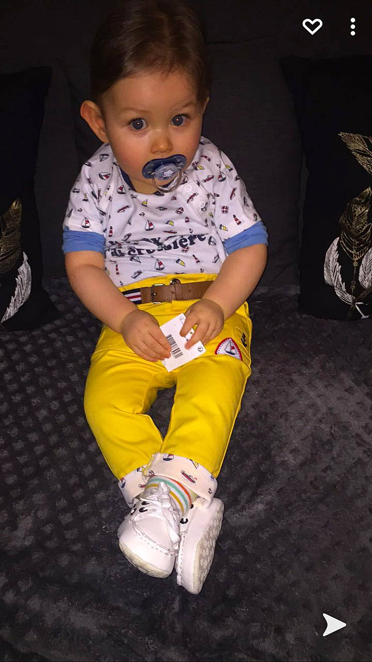 Kayron participe au concours pour gagner de l'argent avec cette photo : baby, baby_toddler_clothing, black, cheek, child, elbow, eye, flash_photography, flooring, fun, happy, head, human_leg, knee, outdoor_shoe, person, sleeve, sock, t_shirt, toddler