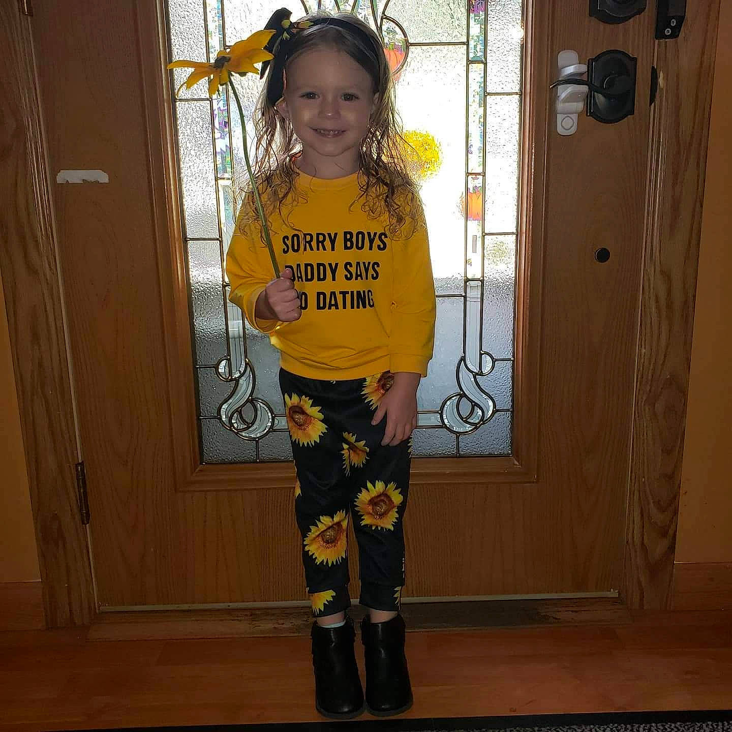 Mariangela is registered to the contest to win money with this photo: child, joy, person, smile, standing, t_shirt, trousers, yellow