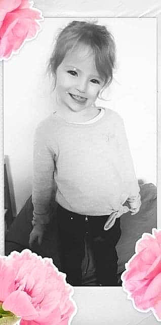 Aélys a rejoint le concours — aidez-le/la à gagner de superbes lots ! black, black_and_white, eye, facial_expression, flower, gesture, happy, head, human_body, joy, monochrome, organ, people, person, photograph, pink, sleeve, smile, standing, style