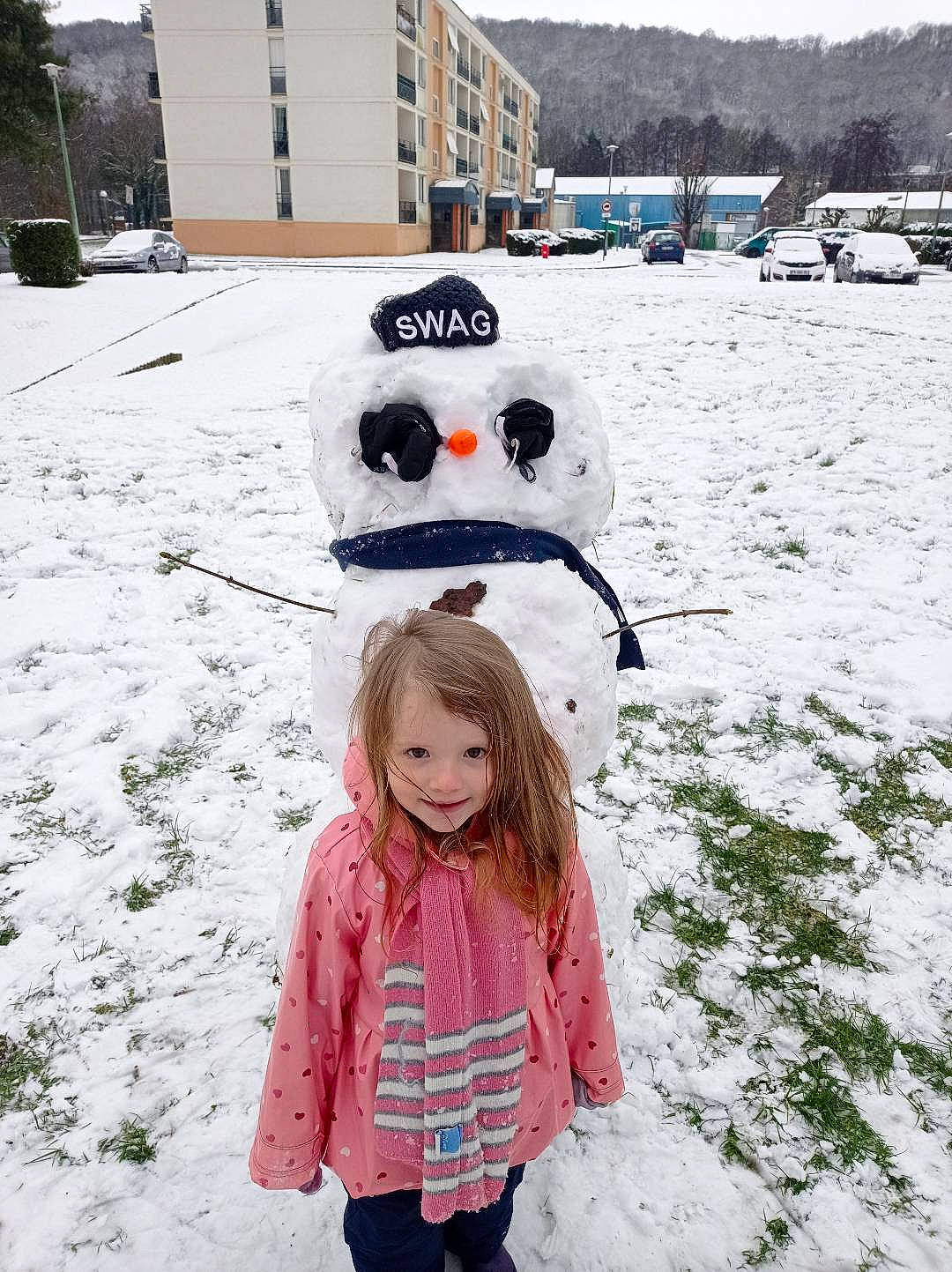 Aélys a rejoint le concours — aidez-le/la à gagner de superbes lots ! event, freezing, fun, grass, happy, hat, joy, mammal, outerwear, person, photograph, plant, precipitation, recreation, snapshot, snow, snowman, street_fashion, tree, vertebrate