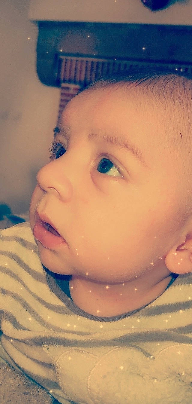 Thibaut a rejoint le concours — aidez-le/la à gagner de superbes lots ! baby, baby_bathing, blue, cheek, ear, eye, eyebrow, eyelash, fluid, forehead, happy, head, headwear, human_body, iris, jaw, lip, mouth, nose, organ