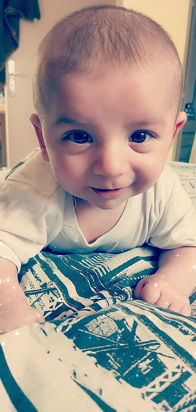 Thibaut participe au concours pour gagner de l'argent avec cette photo : arm, baby_toddler_clothing, blue, cheek, ear, eyebrow, happy, human_body, iris, lip, mouth, muscle, neck, nose, organ, person, skin, sleeve, smile, tummy_time