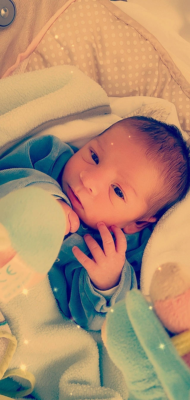 Thibaut participe au concours pour gagner de l'argent avec cette photo : baby, baby_toddler_clothing, cheek, chin, cloud, comfort, cool, eye, eyebrow, eyelash, flash_photography, happy, head, headgear, iris, lip, mouth, nose, person, skin