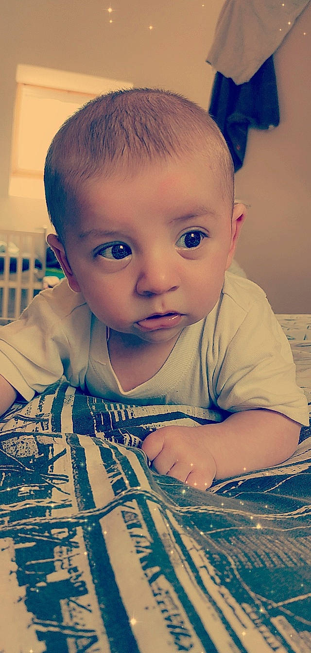 Thibaut participe au concours pour gagner de l'argent avec cette photo : arm, chin, cloud, eyebrow, eyelash, face, flash_photography, hairstyle, happy, head, iris, lip, mouth, neck, nose, person, skin, sleeve, smile, standing