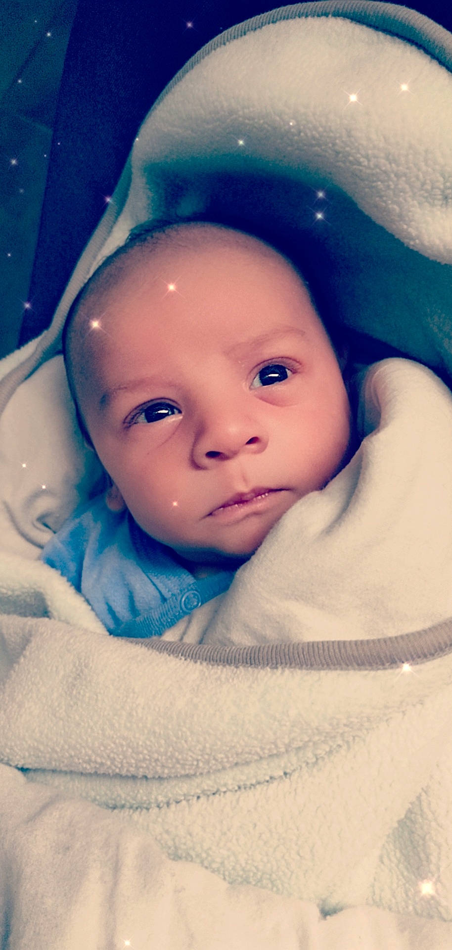 Thibaut participe au concours pour gagner de l'argent avec cette photo : baby, cheek, child, chin, cloud, comfort, eye, eyebrow, face, flash_photography, happy, head, iris, lip, mouth, nose, person, skin, smile, textile