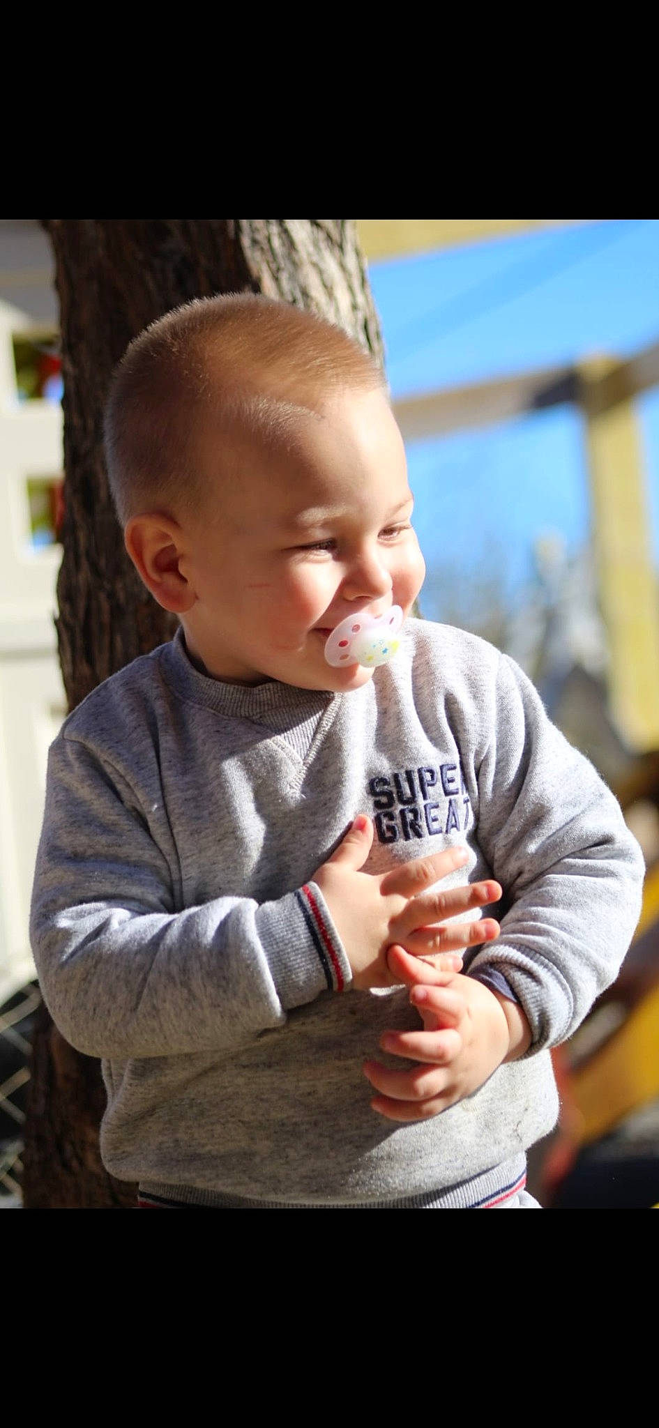 Nino a rejoint le concours — aidez-le/la à gagner de superbes lots ! arm, cheek, chin, clothing, finger, fun, gesture, hand, happy, head, lip, nose, outerwear, people, person, skin, sleeve, smile, standing, t_shirt