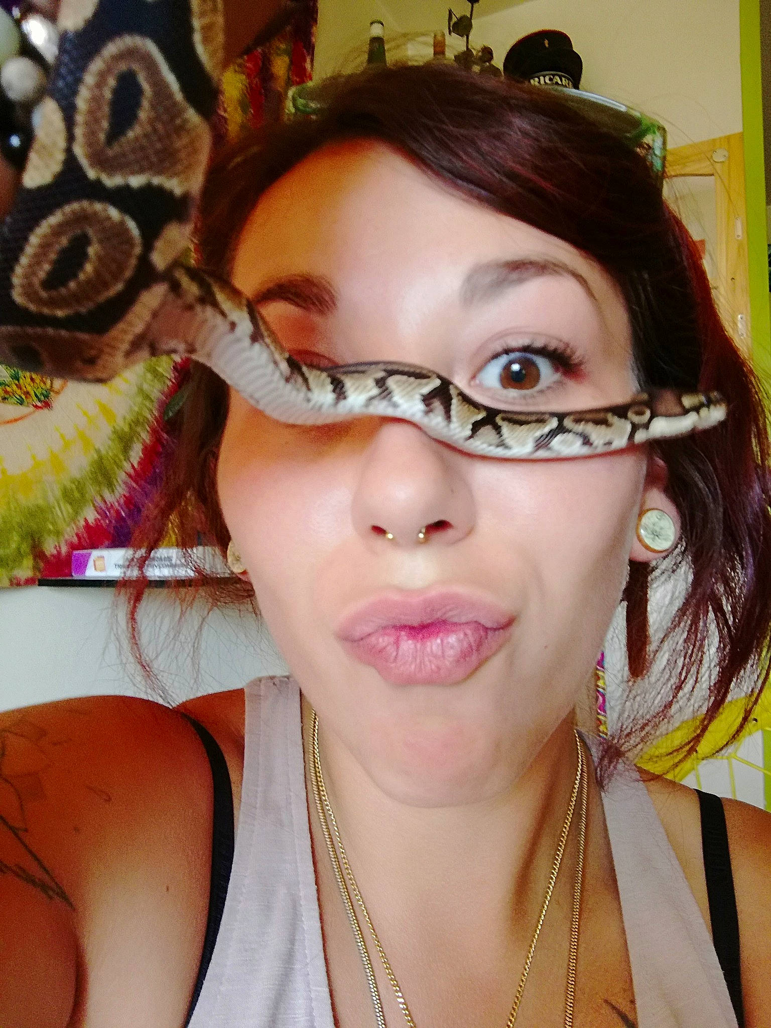 Sativa participe au concours pour gagner de l'argent avec cette photo : black_hair, brown_hair, cheek, chin, cool, eye, eyebrow, eyelash, eyewear, face, forehead, girl, glasses, hairstyle, head, lip, nose, organ, person, smile