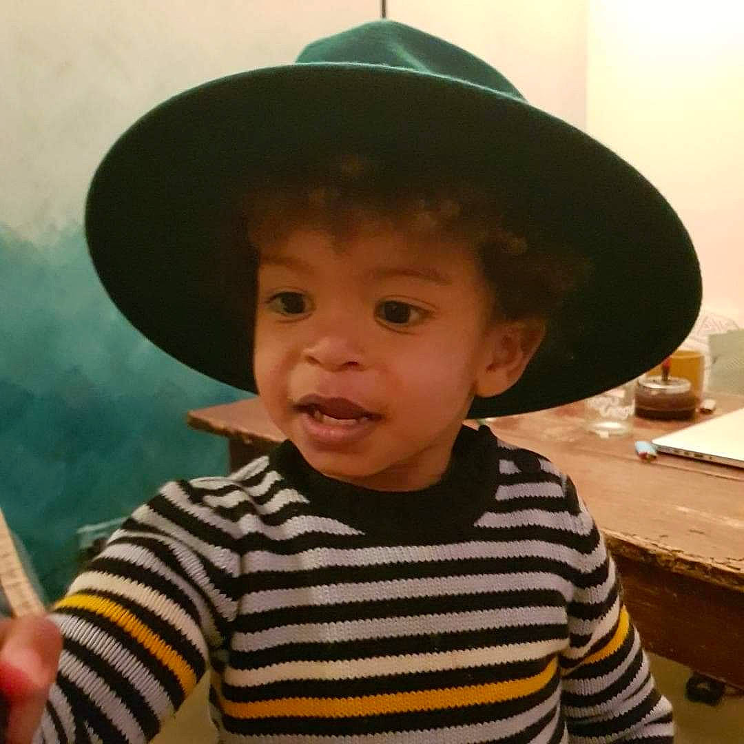 Andrid participe au concours pour gagner de l'argent avec cette photo : baby_toddler_clothing, cap, child, chin, clothing, costume_hat, cowboy_hat, eye, fedora, fun, happy, hat, headgear, lip, neck, nose, person, sleeve, smile, sun_hat